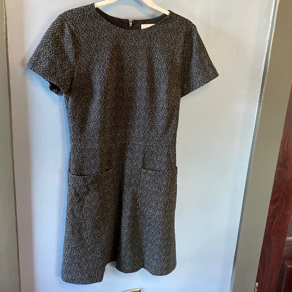 Size 6 Loft dress. Short sleeves with pockets and zip back